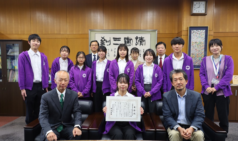 表彰状を手にみんなで喜びを分かち合います！