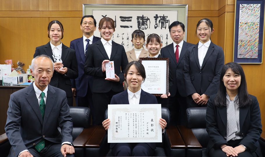 表彰状を受け取り、笑顔を見せるダンス部員