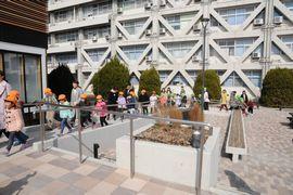 附属図書館に入る園児たち