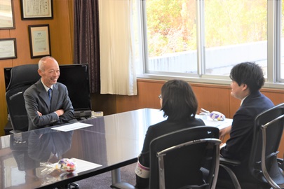 笑顔あふれる歓談の様子