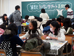 学生らとイベントを楽しむ子どもたち