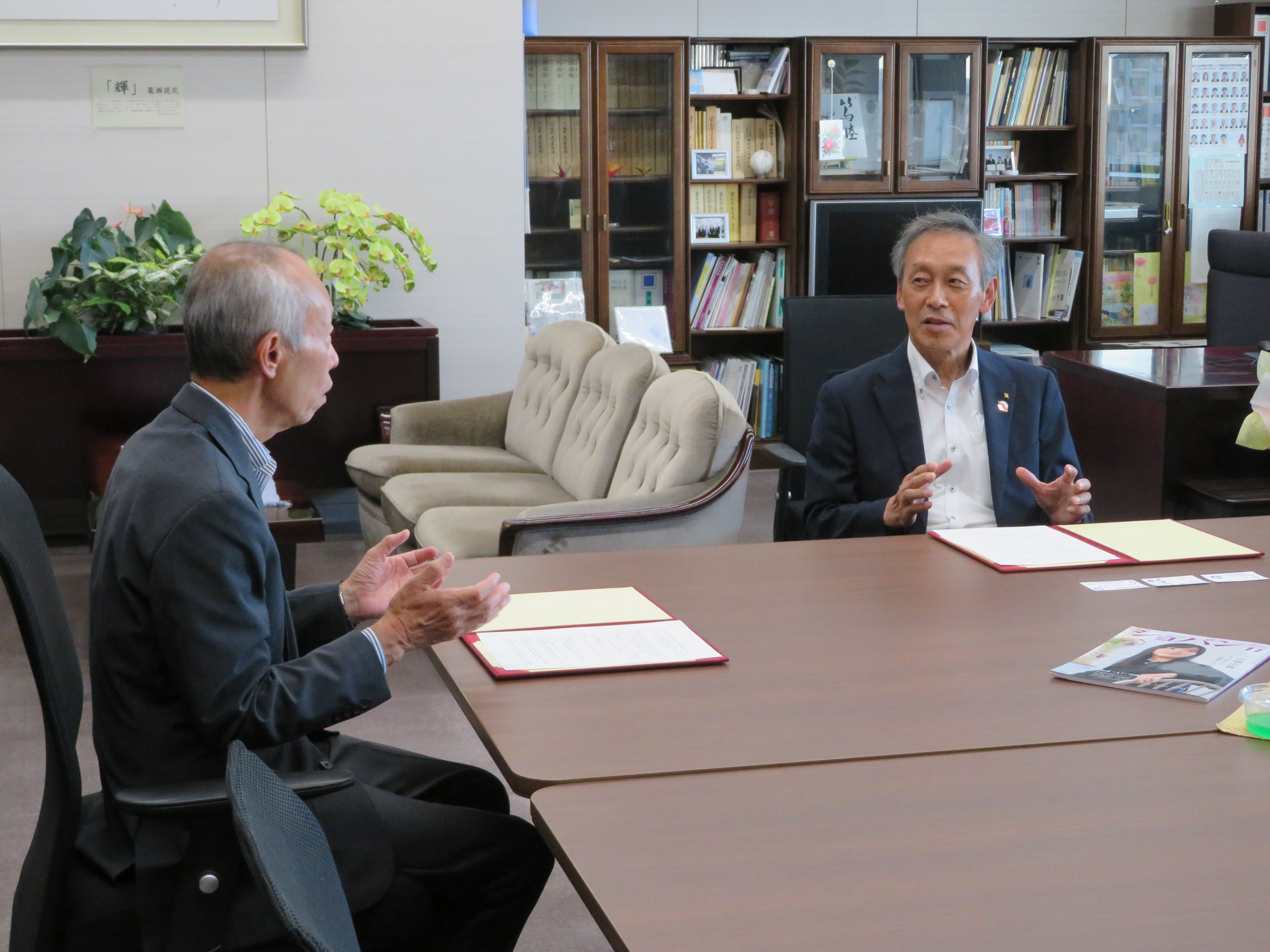 今後の展望について情報共有をする野田敦敬学長（左）と金原宏教育長（右）