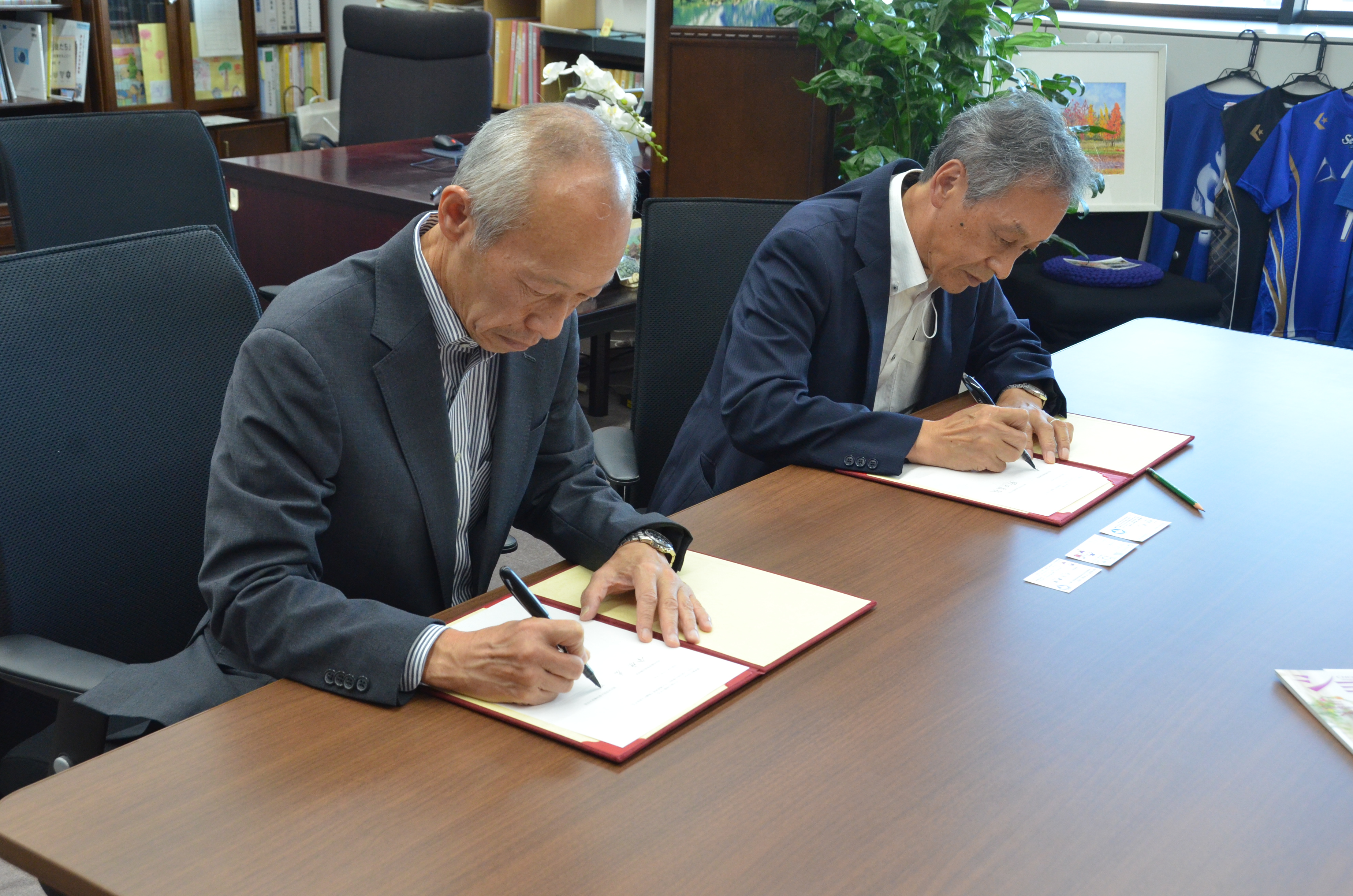 覚書に署名する野田学長（左）と金原教育長（右）