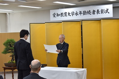 野田敦敬学長から感謝状を手渡す様子