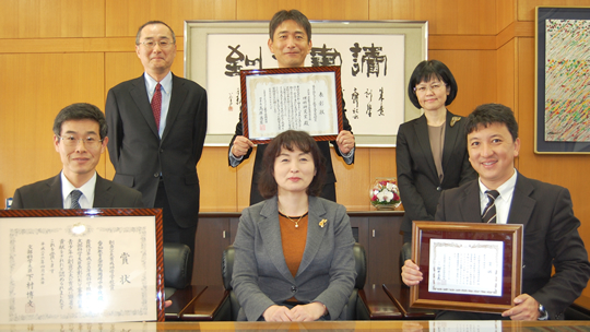 各種表彰について学長報告する附属岡崎中学校関係者