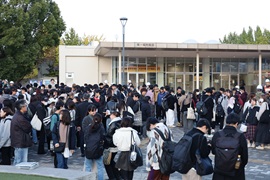 避難する学生