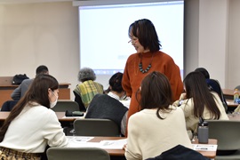 相談しながら判定のワーク行う受講生