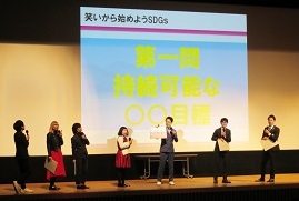 クイズ企画「愛教大生はどれだけ知ってる？一斉テスト」の様子