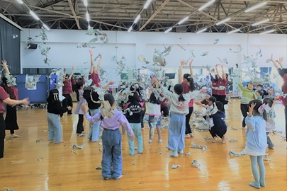 新聞紙を使ってリズミカルに！（リズムに乗って楽しく体を動かそう！）