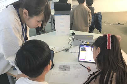 ここをこうすると...じゃあこの動きをしたいときは...ふむふむ（micro:bitで身近な道具のプログラミングを学ぼう）