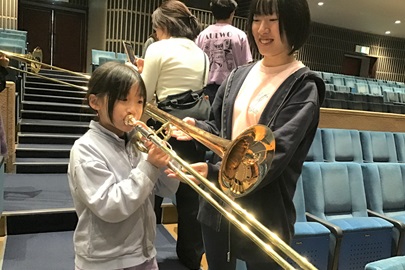 初めての楽器！音が鳴るかな？（一緒に演奏しよう！楽器で繋がる音楽の仲間！）
