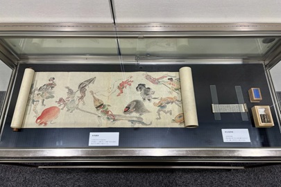 展示資料（「妖怪戯画」と「妙法蓮華経」）