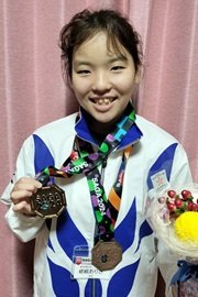 記念撮影に応じる<br>嵯峨ありさ選手