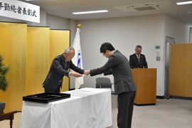 野田敦敬学長から永年勤続者に<br>感謝状等が贈られた
