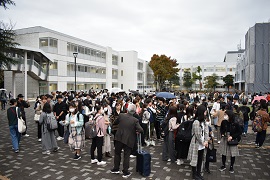 避難する学生の様子