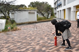 学生による消火器操作訓練の様子