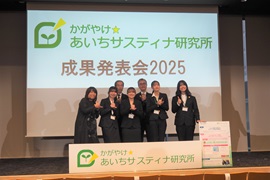 「チーム・シャチハタ」のメンバー（学生研究員・パートナー企業・ファシリテーター）末松さん（右から2人目）