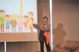 「チーム・サガミ」の成果発表を行う山本和佳さん