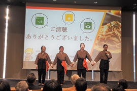 「チーム・サガミ」の成果発表を終えた山本さん（左から2人目）