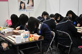 制作する高校生の様子