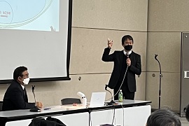 招待講演の池田和博教育長（左）と倉本哲男教授（右）