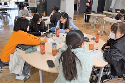 熱心な議論を重ねる学生たちの様子1