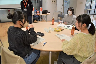 熱心な議論を重ねる学生たちの様子2