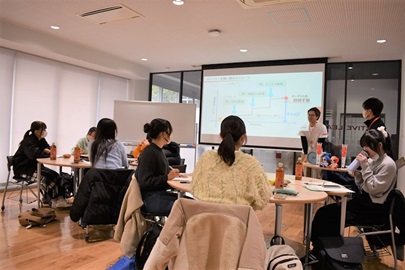 熱心な議論を重ねる学生たちの様子3