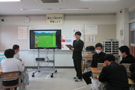 講師が使い方の説明をしている様子