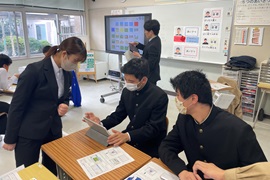 生徒が自分のタブレットで作品制作している様子