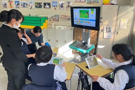 学生ICT支援員に聞きながら体験している様子
