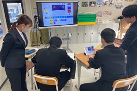調べながら各自体験している様子