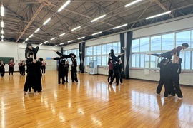 4人1組でコンタクトの動きに挑戦！