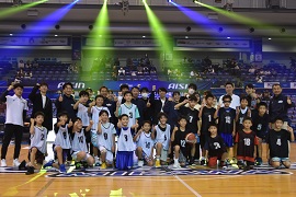 エキシビジョンマッチの小学生と記念撮影