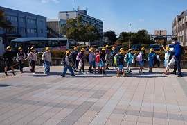 東栄小学校も到着！<br>バスに長い時間揺られてきました。