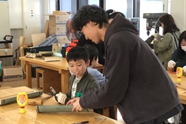 ここをこうやってペンチを入れると...！？<br>（竹でスマホスタンドを作ろう！！）