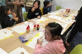 むむむ...このはちみつはまろやか...<br>こっちのはちみつはさっぱり...<br>（ミツバチと遊ぼう学ぼう！未来の自然と笑顔のために！）