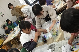 このガラスの色はきれいだからこっち...いやこっち！？<br>（自分だけのガラスプレートを作ろう！！）