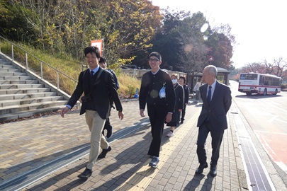 前に会った時よりだいぶ背が大きくなったねー、と野田敦敬学長