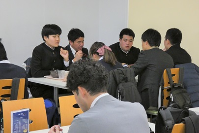 皆で食べるご飯はおいしいね。