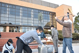 餅をつく新津勝二理事（左）と野田敦敬学長（右）