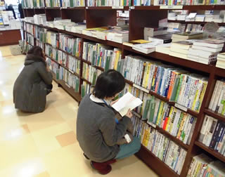 熱心に選書する学生