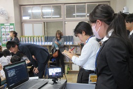 機器を操作する学生ICT支援員