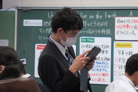 iPadで写真を撮る学生ICT支援員