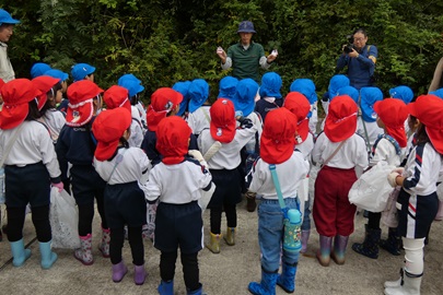今日はたくさんおいもさんを掘ってね！と野田敦敬学長
