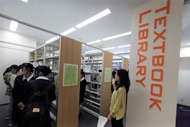 充実した教科書コーナーに夢中