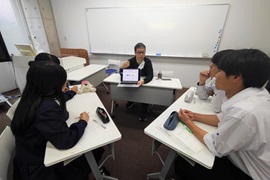 地域連携センター教員がアドバイスする様子