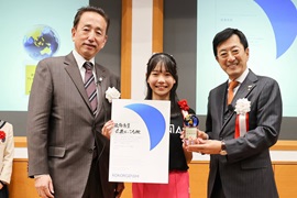 審査員の方と並ぶ近藤にこるさん