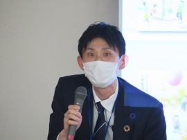 小学校国語のデジタル教科書の活用について説明する嶋田哲人氏