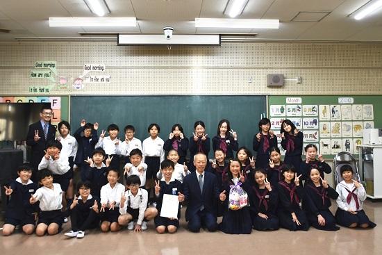 【学長賞】附属名古屋小学校4年2組の皆さんと野田学長